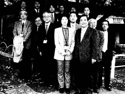 海外調査団と見送りの記念写真