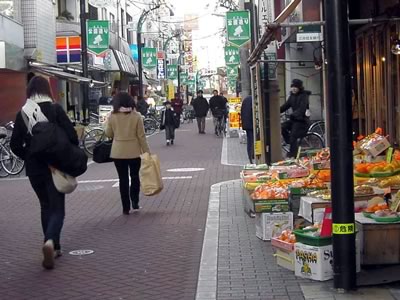 コンビニやドラッグストア、ファストフードはどの商店街にもみられます